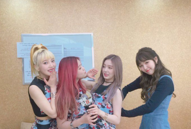 없는 멤버 자리 비워두는 따수운 레드벨벳.jpg | 인스티즈