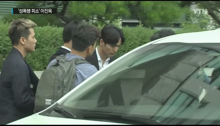 그날 있었던 정황 조사다 받고 나왔을때 심경복잡해 보이는 이진욱 표정 | 인스티즈