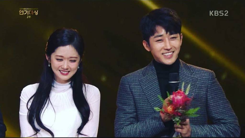 KBS시상식) 장나라를 현실남편 눈빛으로 쳐다보는 손호준.JPG | 인스티즈