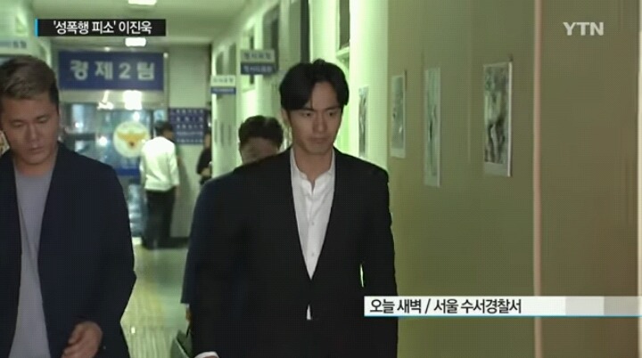 그날 있었던 정황 조사다 받고 나왔을때 심경복잡해 보이는 이진욱 표정 | 인스티즈