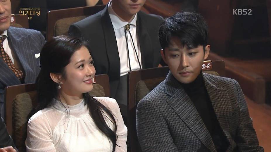 KBS시상식) 장나라를 현실남편 눈빛으로 쳐다보는 손호준.JPG | 인스티즈