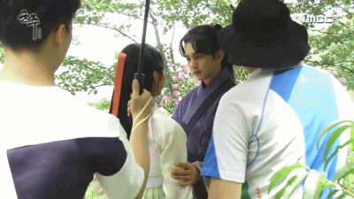 더듬는게 잴 어려운 김소현.gif | 인스티즈