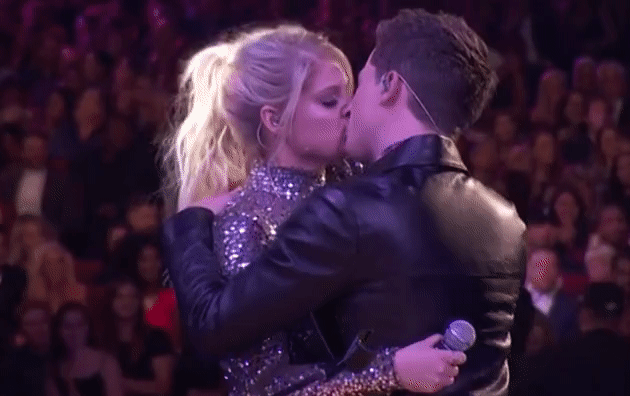 찰리푸스와 메간트레이너 AMA 키스장면.gif | 인스티즈