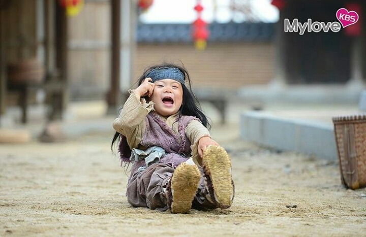 kbs 사극 장영실에 삼둥이 꼬마 거지로 특별출연함(현장사진 만세눈물연기) jpg | 인스티즈