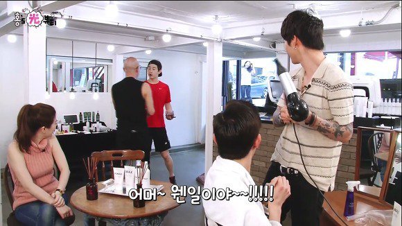  지나가던 길에 자꾸 방송출연하는 아이돌.jpg | 인스티즈