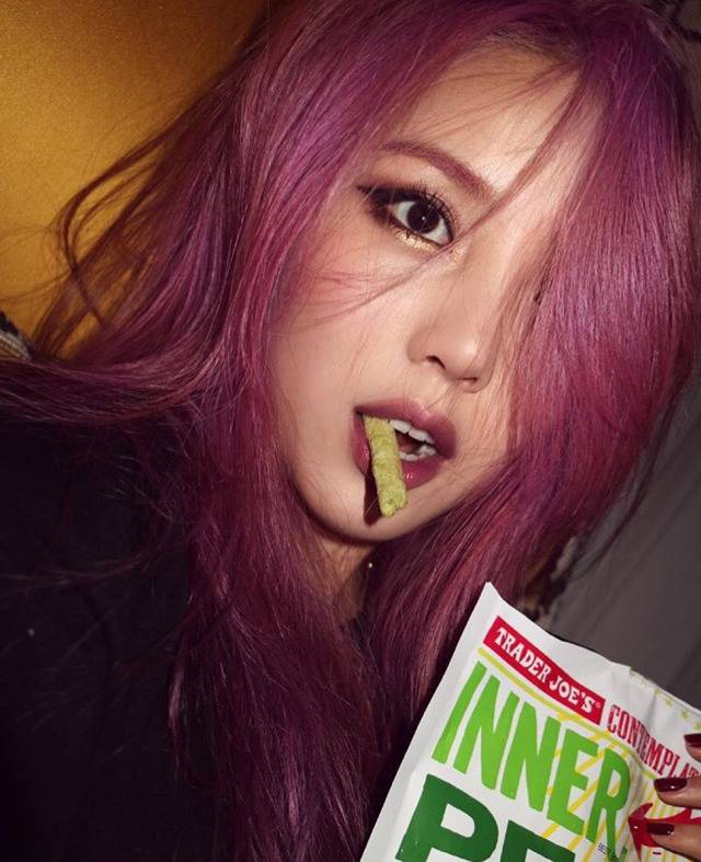 [PONY] 10년 사귄 남자친구가 직접 염색 해준다는 포니 헤어스타일.jpg | 인스티즈