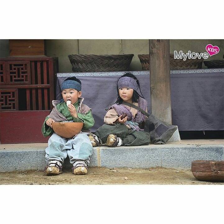 kbs 사극 장영실에 삼둥이 꼬마 거지로 특별출연함(현장사진 만세눈물연기) jpg | 인스티즈