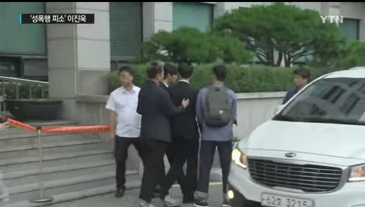 그날 있었던 정황 조사다 받고 나왔을때 심경복잡해 보이는 이진욱 표정 | 인스티즈