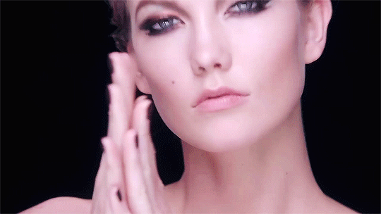 보는 것만으로도 짜릿한 쾌감을 느끼게 하는 슈퍼모델 칼리 클로스의 캣워크.gif | 인스티즈