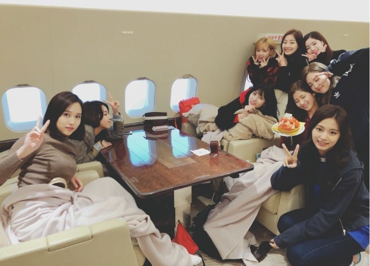 전세기에서 생일파티 하는 트와이스 | 인스티즈