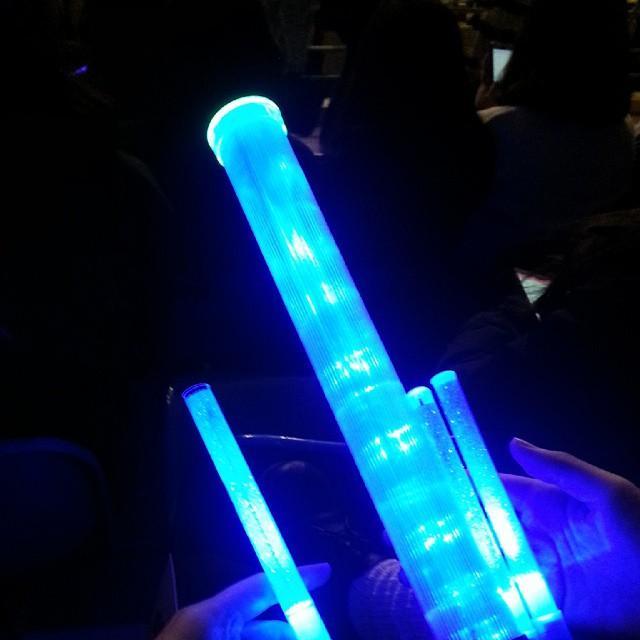 일반 응원봉의 10배 발광력을 자랑하는 아이돌 경광봉들.gif | 인스티즈