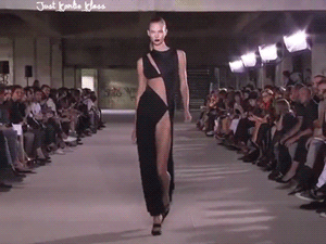 보는 것만으로도 짜릿한 쾌감을 느끼게 하는 슈퍼모델 칼리 클로스의 캣워크.gif | 인스티즈