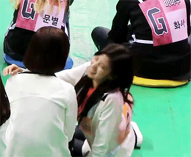 끼리끼리 친한듯한 여자친구 은하와 트와이스 사나.gif | 인스티즈