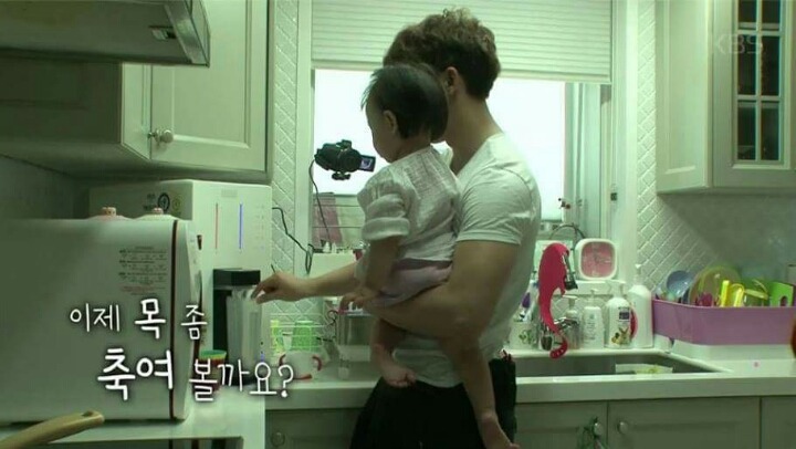 물 마시다 놀란 로희 | 인스티즈