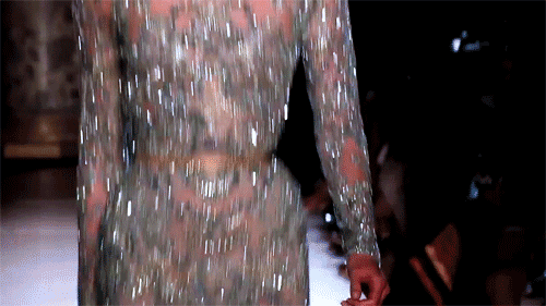 보는 것만으로도 짜릿한 쾌감을 느끼게 하는 슈퍼모델 칼리 클로스의 캣워크.gif | 인스티즈