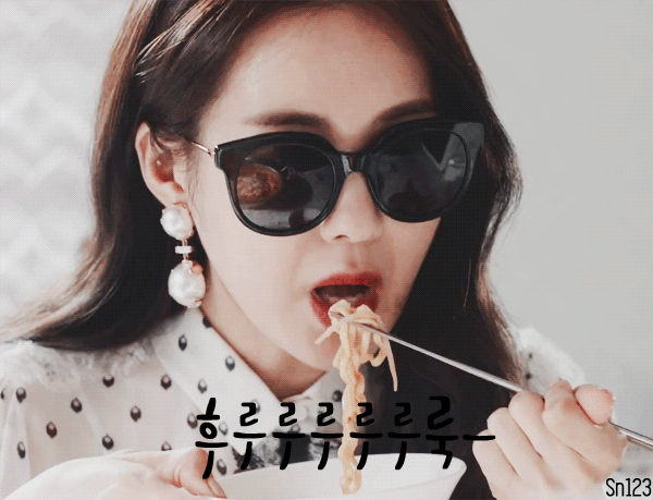 [부암동복수자들] 재벌한테 라면 한번 끓여주고 용돈 200만원 받은 라미란 아들ㅋㅋㅋㅋㅋ.gif | 인스티즈