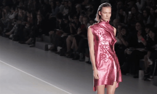 보는 것만으로도 짜릿한 쾌감을 느끼게 하는 슈퍼모델 칼리 클로스의 캣워크.gif | 인스티즈