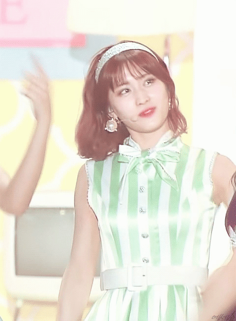 무대 내려가면서 쓰레기 줍는 트와이스 모모 | 인스티즈