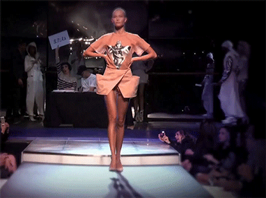 보는 것만으로도 짜릿한 쾌감을 느끼게 하는 슈퍼모델 칼리 클로스의 캣워크.gif | 인스티즈