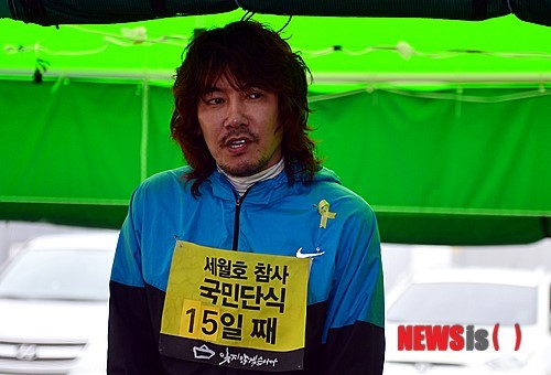 살아도 사는 게 아니래 너 없는 하늘은 창 없는 감옥같아서 웃어도 웃는 게 아니래 초라해 보이고 꿈인 것 같아 보인데 | 인스티즈