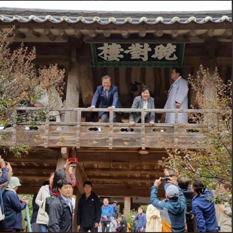 안동 하회마을 방문한 문재인 대통령 흥겨워 어깨 춤도 덩실 덩실 | 인스티즈