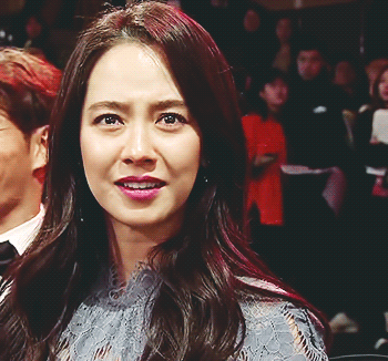 [2017SBS연예대상] 신인상 받아서 수상소감하는 전소민 보고 덩달아 울컥한듯한 송지효.gif | 인스티즈