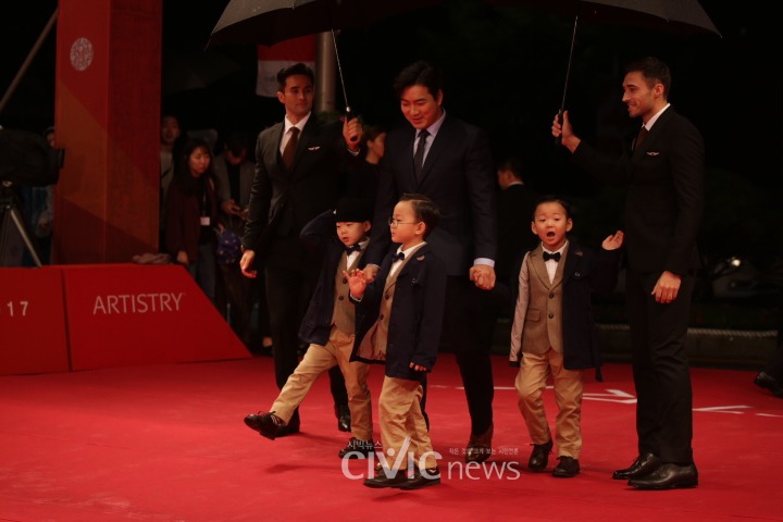 부산국제영화제 레드카펫 송일국+삼둥이.jpg | 인스티즈