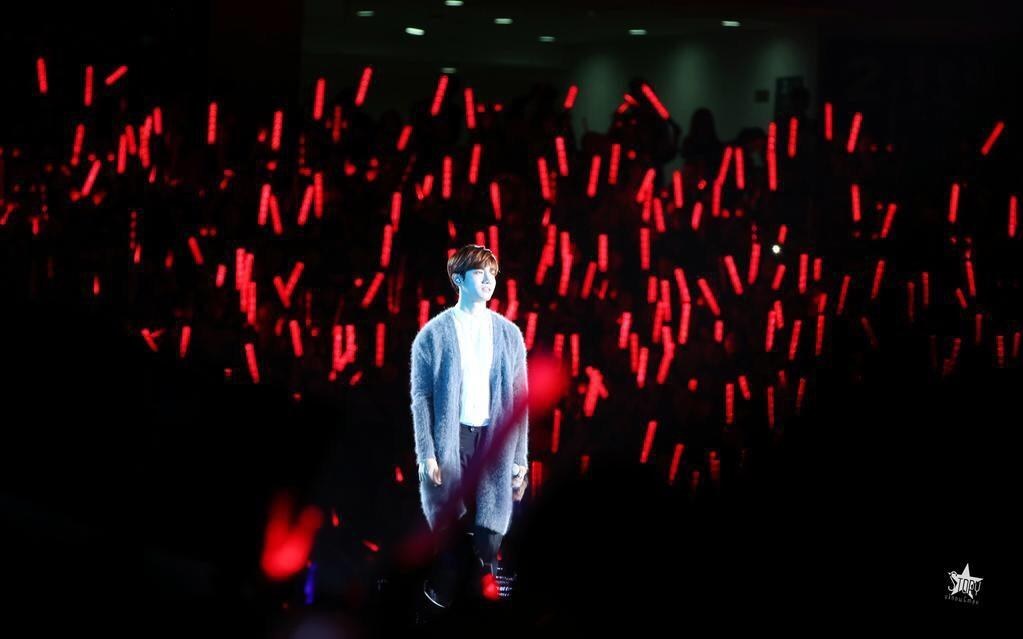 일반 응원봉의 10배 발광력을 자랑하는 아이돌 경광봉들.gif | 인스티즈