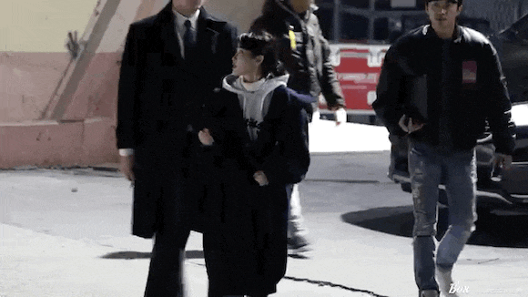 아이유 곁을 지키는 듬직한 남자.gif | 인스티즈