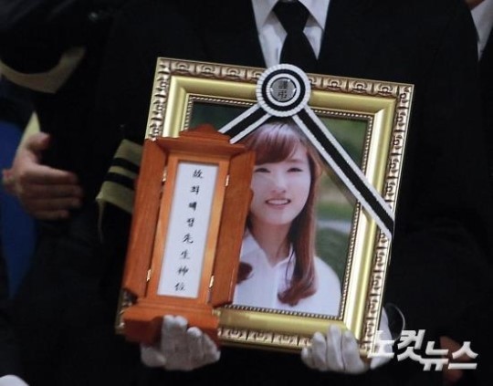 살아도 사는 게 아니래 너 없는 하늘은 창 없는 감옥같아서 웃어도 웃는 게 아니래 초라해 보이고 꿈인 것 같아 보인데 | 인스티즈