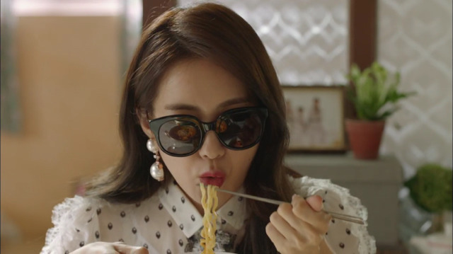 [부암동복수자들] 재벌한테 라면 한번 끓여주고 용돈 200만원 받은 라미란 아들ㅋㅋㅋㅋㅋ.gif | 인스티즈