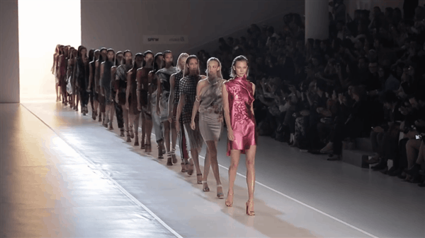 보는 것만으로도 짜릿한 쾌감을 느끼게 하는 슈퍼모델 칼리 클로스의 캣워크.gif | 인스티즈