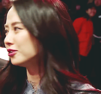 [2017SBS연예대상] 신인상 받아서 수상소감하는 전소민 보고 덩달아 울컥한듯한 송지효.gif | 인스티즈