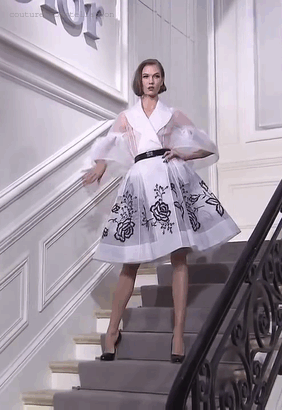 보는 것만으로도 짜릿한 쾌감을 느끼게 하는 슈퍼모델 칼리 클로스의 캣워크.gif | 인스티즈