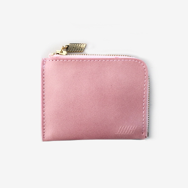 로고를 기깔나게 뽑아놔서 스트리트 브랜드 같아 보이는 어느 아이돌 굿즈.jpg | 인스티즈