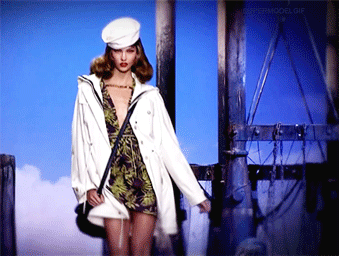 보는 것만으로도 짜릿한 쾌감을 느끼게 하는 슈퍼모델 칼리 클로스의 캣워크.gif | 인스티즈