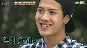 [고르기] 무료로 제공해주는 옷 입으며 살기 vs 그냥 살기 | 인스티즈