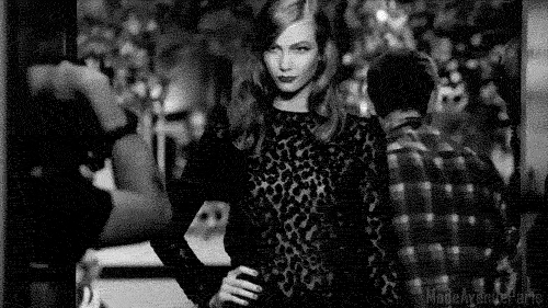 보는 것만으로도 짜릿한 쾌감을 느끼게 하는 슈퍼모델 칼리 클로스의 캣워크.gif | 인스티즈