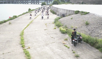 [최강배달꾼] 아무것도 안하고 도둑맞은 오토바이 다시 찾는 남주의 미친인맥.gif | 인스티즈