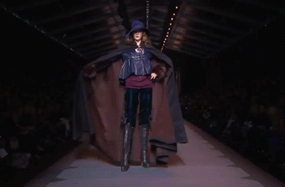 보는 것만으로도 짜릿한 쾌감을 느끼게 하는 슈퍼모델 칼리 클로스의 캣워크.gif | 인스티즈