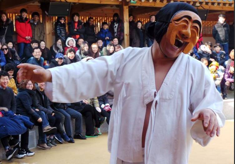 안동 하회마을 방문한 문재인 대통령 흥겨워 어깨 춤도 덩실 덩실 | 인스티즈