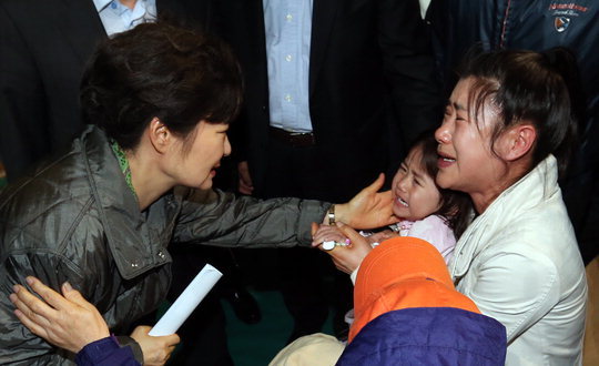살아도 사는 게 아니래 너 없는 하늘은 창 없는 감옥같아서 웃어도 웃는 게 아니래 초라해 보이고 꿈인 것 같아 보인데 | 인스티즈