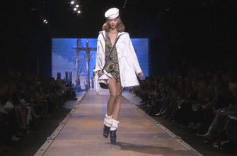 보는 것만으로도 짜릿한 쾌감을 느끼게 하는 슈퍼모델 칼리 클로스의 캣워크.gif | 인스티즈