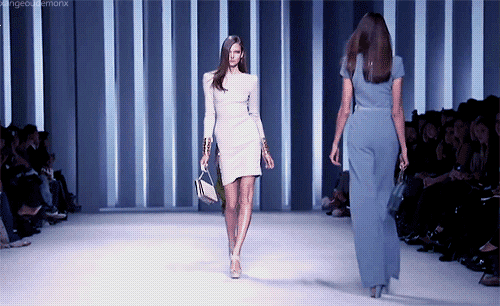 보는 것만으로도 짜릿한 쾌감을 느끼게 하는 슈퍼모델 칼리 클로스의 캣워크.gif | 인스티즈