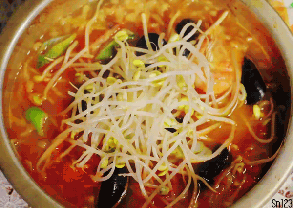 [부암동복수자들] 재벌한테 라면 한번 끓여주고 용돈 200만원 받은 라미란 아들ㅋㅋㅋㅋㅋ.gif | 인스티즈