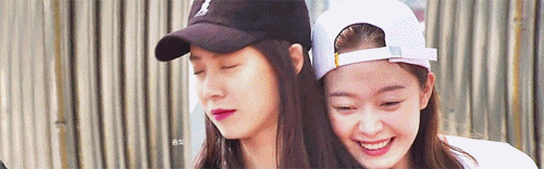 [2017SBS연예대상] 신인상 받아서 수상소감하는 전소민 보고 덩달아 울컥한듯한 송지효.gif | 인스티즈