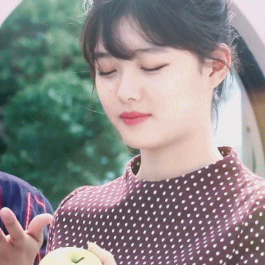 사과 쪼개기가 특기인 김유정.gif | 인스티즈