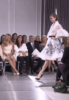 보는 것만으로도 짜릿한 쾌감을 느끼게 하는 슈퍼모델 칼리 클로스의 캣워크.gif | 인스티즈