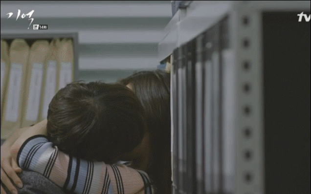 기억 윤소희 키스신.GIF | 인스티즈