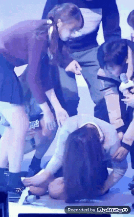 점점 심각해지는 무대위실신하는 아이돌.jpg | 인스티즈